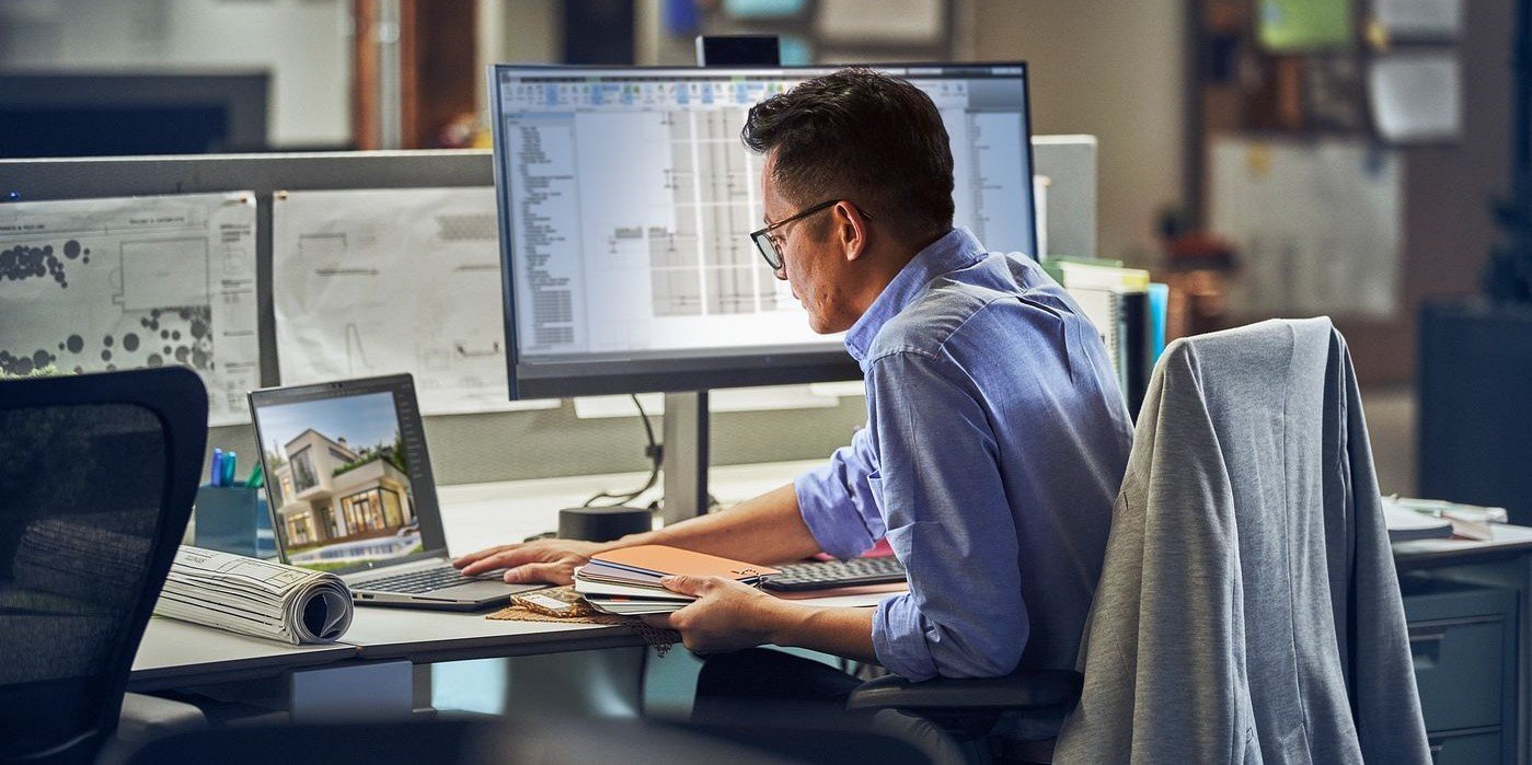 Hombre trabajando desde su oficina con su estación de trabajo HP