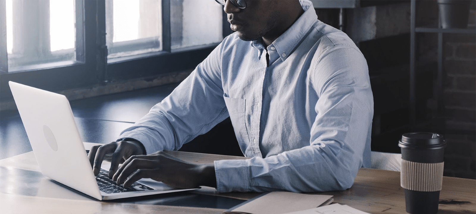 Afroamericano trabajando en su notebook