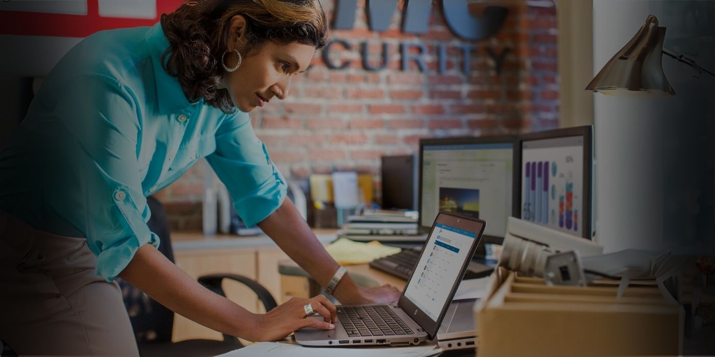 Mujer usando notebook de negocios HP con IA