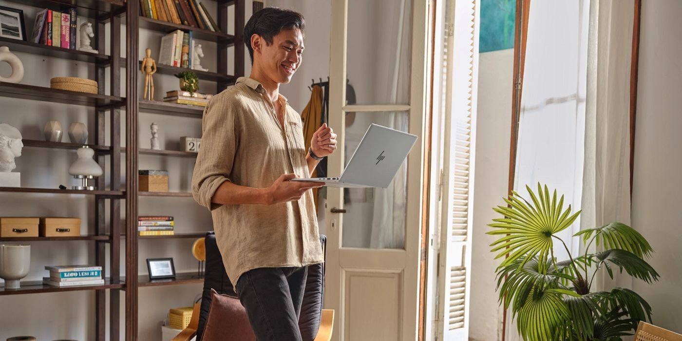 Profesional con su notebook HP ligera