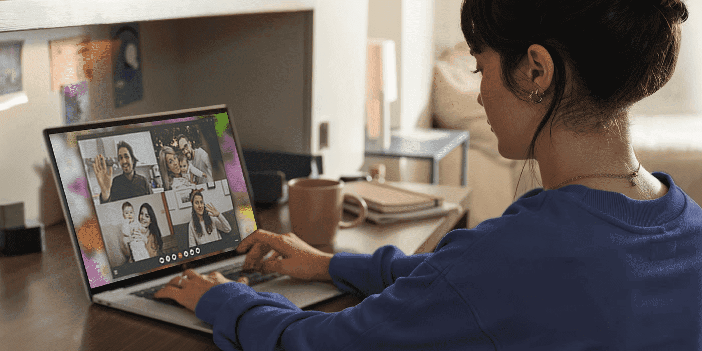 Mujer en su HP OmniBook