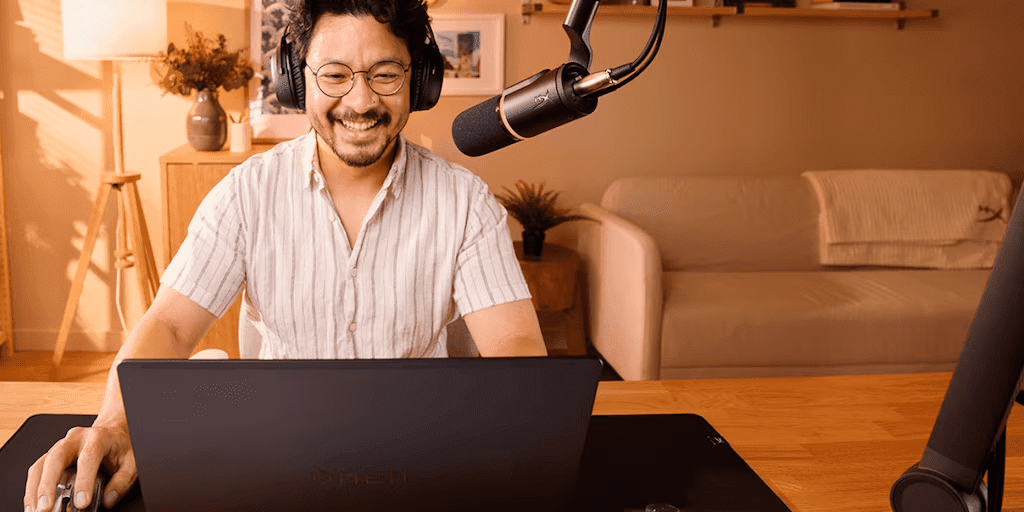 Hombre utilizando laptop HP y equipo de sonido
