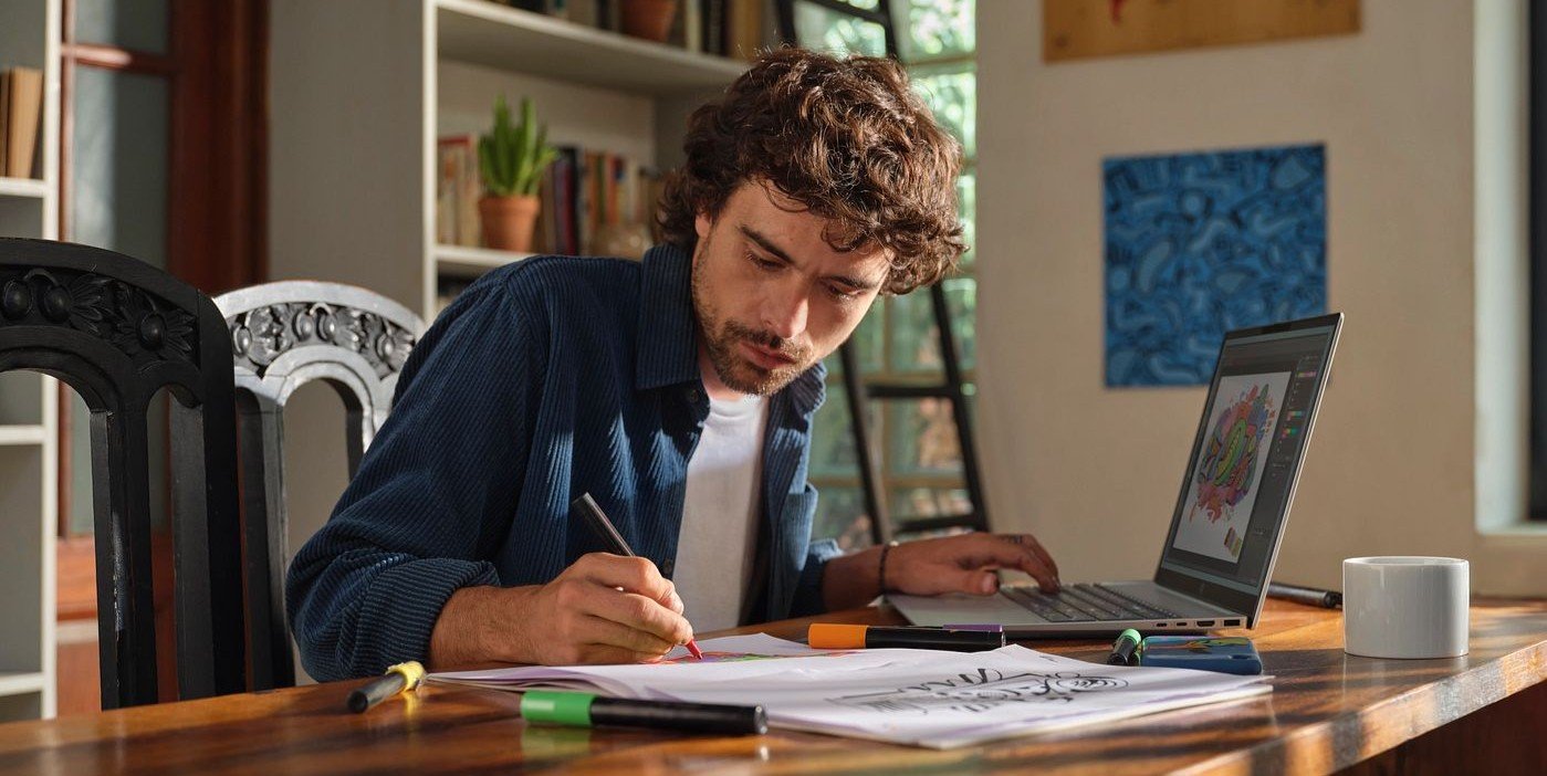 Estudiante concentrado trabajando en proyectos creativos desde casa con notebook HP