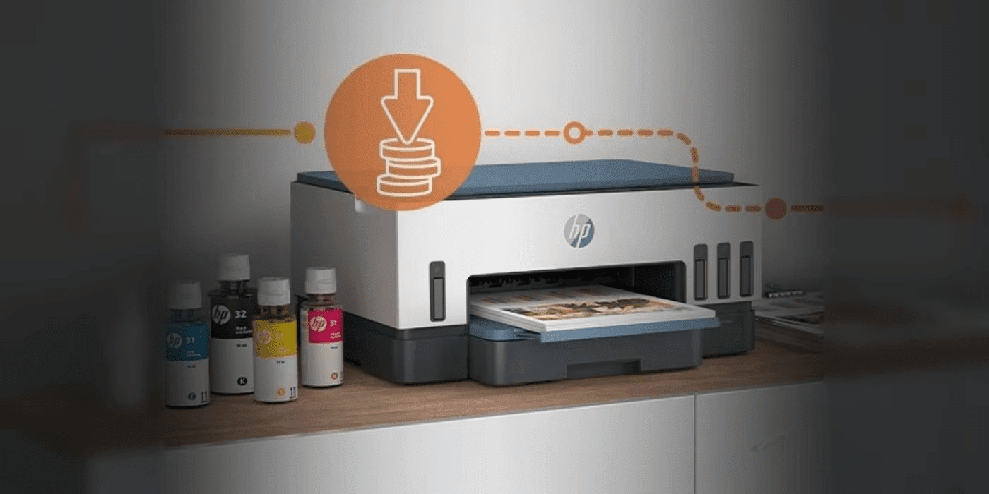Imagen de una impresora HP Smart Tank con una ilulstraci&oacute;n del ahorro en dinero. 