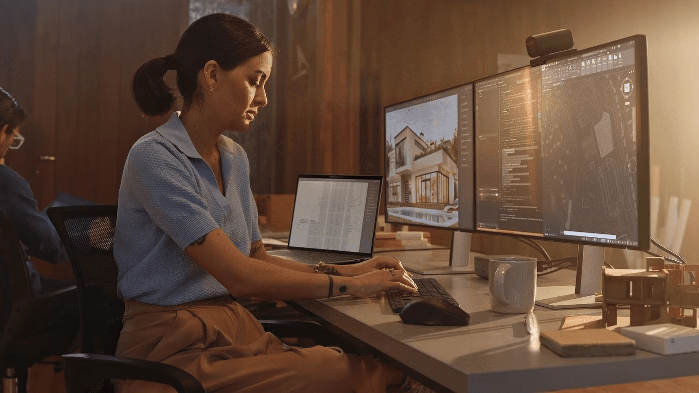 Una arqutecto usando workstations HP con monitores dobles para diseño artquitectónico